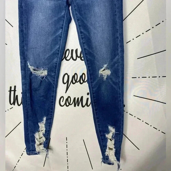 America Eagle Distressed Next Level Stretch X Crop Jegging - Picture 4 of 9
